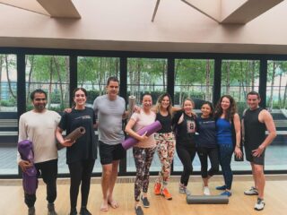 Vibing together! Happy Syms after a team yoga session in London. 🇬🇧 🧘🏻♀️ 🧘🏼 🧘♂️ @bsl999 @sev_soulier @joeylinds @odettemaher @markryanhiggins1