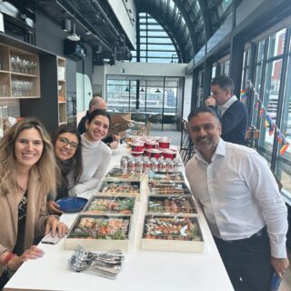 Sushi anyone? 🍣 Lunch has been served for our London Syms!
Thanks @eshanrai_ for the picture!